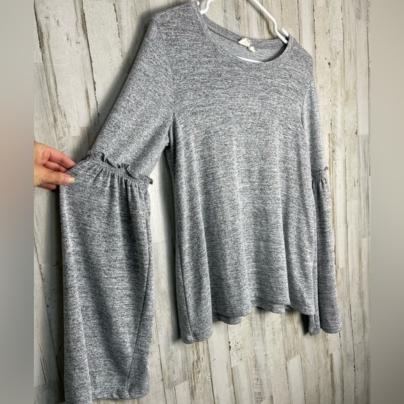 Gap Gray Bell Sleeve Sweater Size M - Picture 2 of 5